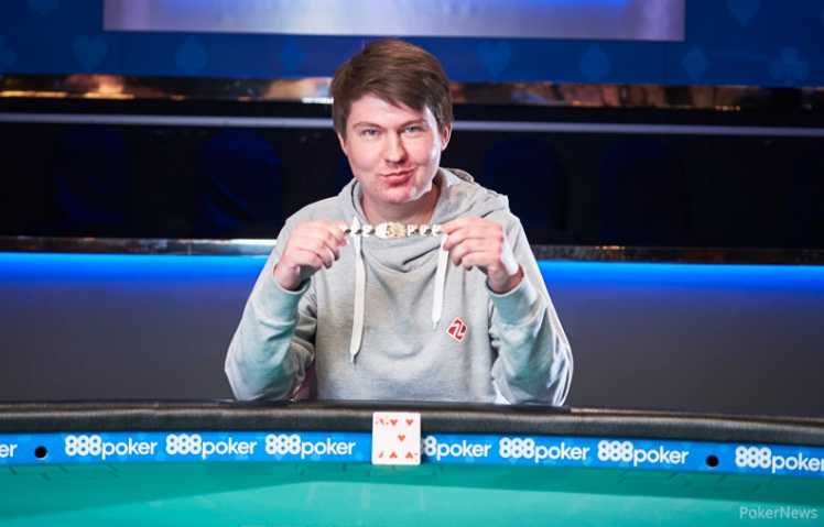 Денис Стребков держит в руках свой первый браслет WSOP