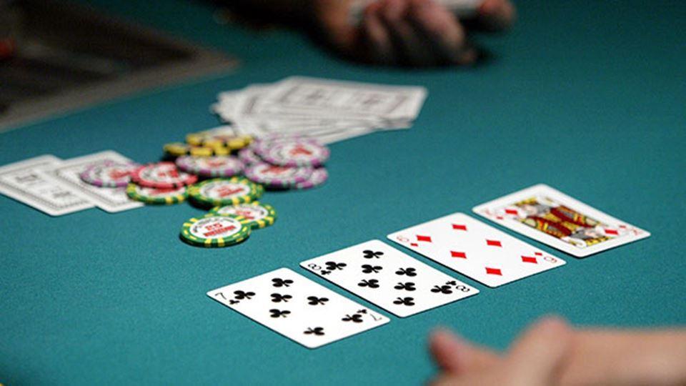Стрит в покере на столе